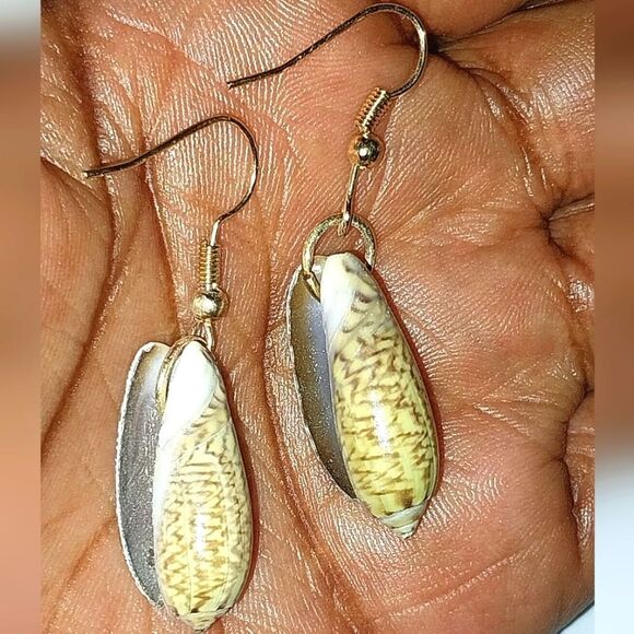 Beautiful seashell dangle earrings for girls and women - Picture 2 of 7